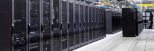 Sala de Data Center com servidores, representando a decisão entre atualizar ambiente On Premise ou migrar para a nuvem