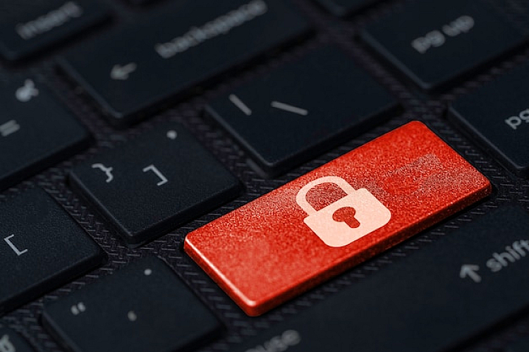 Camadas de proteção digital representando o pilar tecnológico da LGPD com firewall, backup imutável, criptografia e servidores seguros
