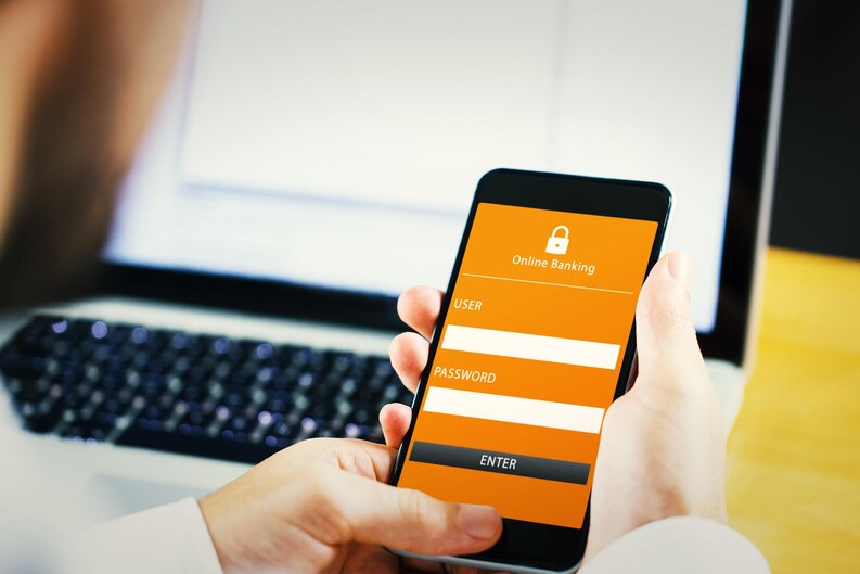 Homem de negócios usando smartphone com interface digital ao fundo, representando segurança de dados e conformidade com a LGPD.